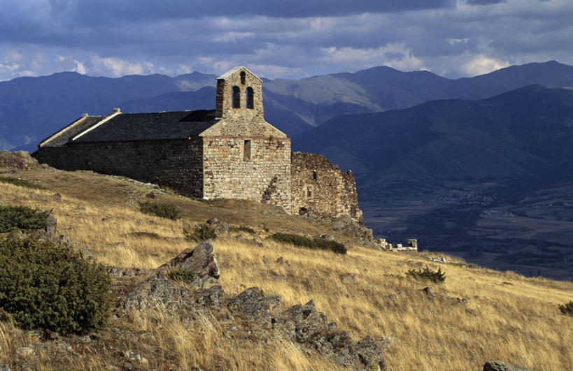 无人,教堂,横图,室外,白天,正面,旅游,度假,石头,山,山脉,植物,标志建筑,地标,建筑,法国,欧洲,节日,枯萎,石子,山峰,乌云,云,阴天,云朵,枯草,山峦,云彩,文化,娱乐,建设,草,黄色,天空,群山,天,祈祷,享受,休闲,健康,旅游胜地,放松,许愿,宗教,信仰,纪念,祈求,昏暗,阴沉,西欧,法兰西,信念,法兰西共和国,法兰西第五共和国,朗格多克.鲁西永,朗格多克.鲁西永大区,东比利牛斯省,平安,石块,岩石,彩图,大教堂,礼拜堂,普拉德区,多尔雷