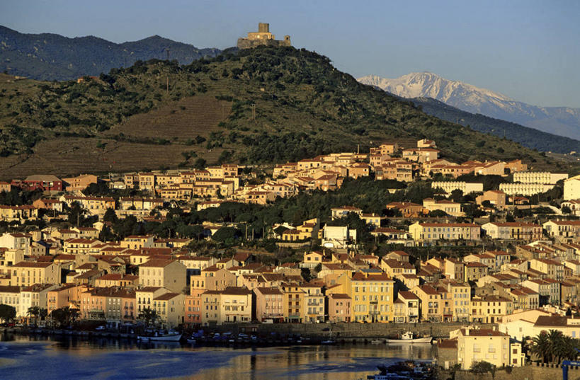 无人,家,横图,室外,白天,正面,旅游,度假,草地,草坪,河流,美景,沙滩,山,山脉,树林,水,植物,城市风光,城市,建筑,法国,欧洲,阴影,光线,沙子,影子,房屋,屋子,河岸,河水,河滩,景观,山峰,水流,公寓,建筑群,沙地,山峦,娱乐,建设,洋房,楼房,住宅,草,树,树木,蓝色,绿色,蓝天,天空,阳光,自然,群山,天,享受,休闲,景色,放松,生长,晴朗,成长,西欧,法兰西,万里无云,法兰西共和国,法兰西第五共和国,朗格多克.鲁西永,朗格多克.鲁西永大区,东比利牛斯省,晴空,晴空万里,彩图,房子,普拉德区,多尔雷