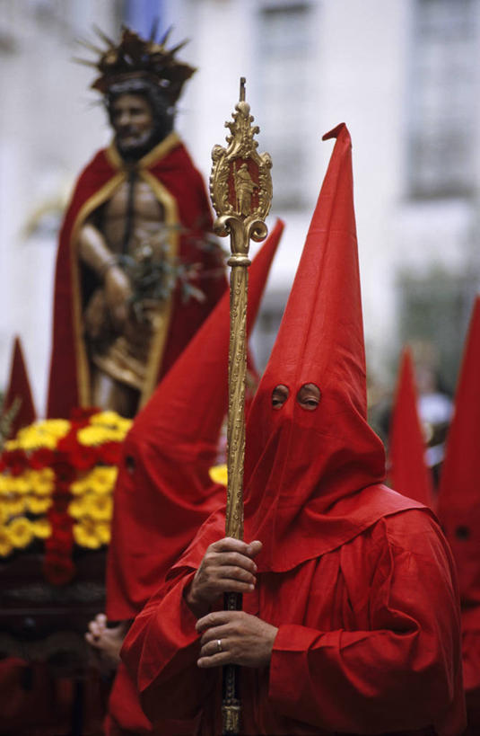 西方人,站,竖图,室外,白天,正面,民族服装,帽子,雕塑,法国,欧洲,欧洲人,五个人,握,阴影,朦胧,模糊,艺术,装饰,光线,雕刻,雕像,影子,许多人,注视,红色,阳光,工艺品,观察,看,站着,一群人,握着,观看,纪念,美术,察看,权利,象征,西欧,关注,法兰西,主题,陈列,法兰西共和国,法杖,首府,功能,美学,法兰西第五共和国,地位,权杖,权势,权位,朗格多克.鲁西永,朗格多克.鲁西永大区,东比利牛斯省,佩皮尼昂,男人,男性,年轻男性,白种人,站立,半身,彩图,传统服装,民俗服