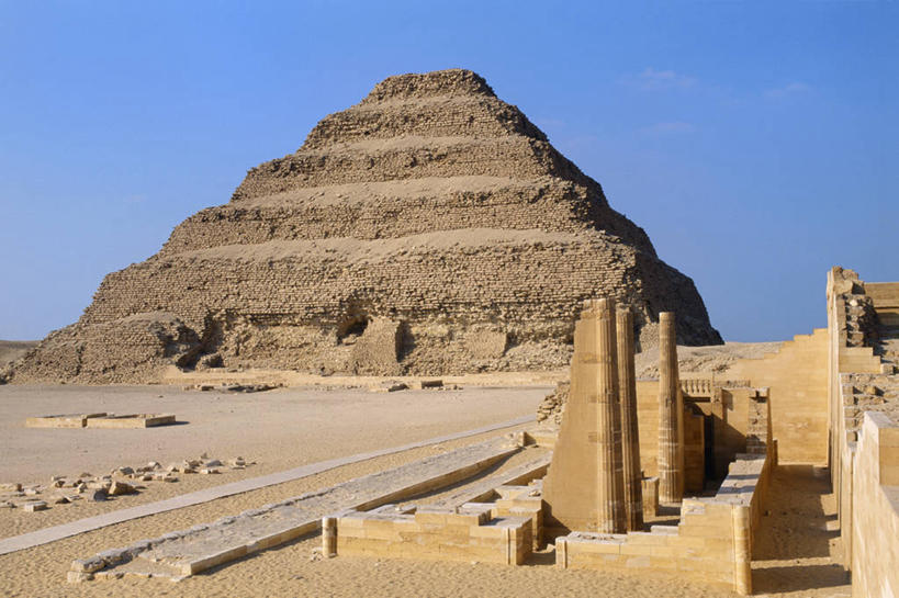 无人,横图,室外,白天,正面,旅游,度假,名胜古迹,地标,非洲,埃及,阴影,遗迹,光线,影子,墙,古迹,历史,文物,娱乐,古建筑,墙壁,墙面,蓝色,蓝天,天空,阳光,天,享受,休闲,旅游胜地,金字塔,放松,晴朗,古文明,萨卡拉,万里无云,古代七大奇迹,阿拉伯埃及共和国,金字塔之国,棉花之国,阿非利加洲,阶梯金字塔,塞加拉,圣卡拉梯形金字塔,晴空,晴空万里,彩图,标志性建筑