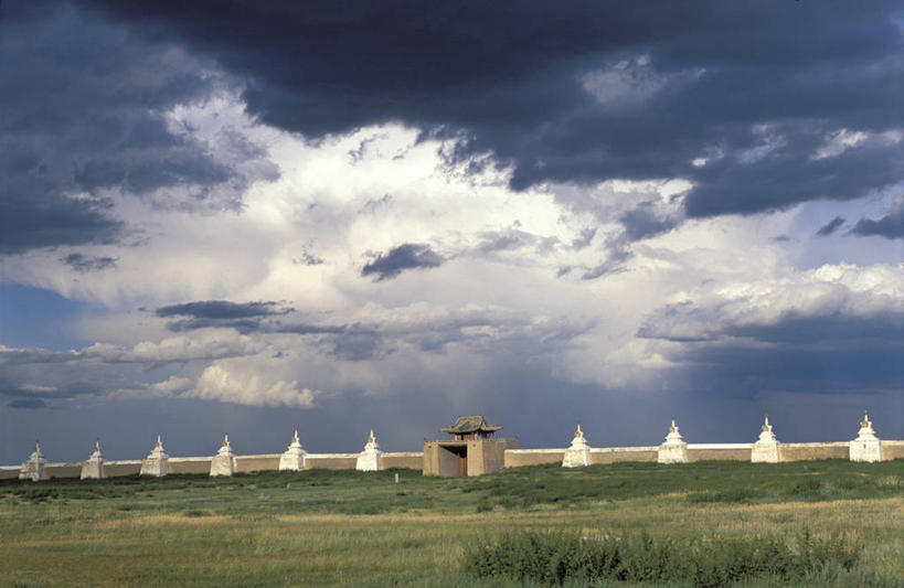 无人,横图,室外,白天,正面,旅游,度假,草地,草坪,名胜古迹,植物,标志建筑,地标,建筑,蒙古,亚洲,节日,遗迹,乌云,云,阴天,云朵,云彩,古迹,文化,文物,娱乐,建设,古建筑,草,绿色,白云,天空,天,祈祷,享受,休闲,健康,旅游胜地,放松,许愿,宗教,信仰,纪念,祈求,昏暗,基督教,阴沉,天主教,修道院,信念,古文明,东亚,草原之国,蒙古国,外蒙,外蒙古,神学院,修院,隐修院,前杭爱省,平安,彩图,鄂尔浑峡谷,哈拉和林,哈剌和林,和林