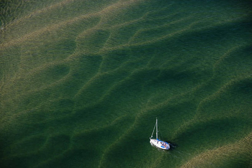 帆船,西方人,三个人,伙伴,朋友,站,横图,俯视,航拍,室外,白天,旅游,度假,友谊,海浪,海洋,美景,沙滩,船,法国,欧洲,欧洲人,一艘,阴影,服装,光线,沙子,影子,海岸,景观,浪花,沙地,注视,休闲装,娱乐,衣服,阳光,自然,海水,交通工具,观察,看,站着,享受,休闲,休闲服,景色,放松,服饰,观看,察看,西欧,鸟瞰,关注,法兰西,自然风光,载具,海景,法兰西共和国,阿基坦,法兰西第五共和国,亚魁当,吉伦特省,阿基坦大区,吉伦特,友情,男人,男性,年轻男性,白种人,大海,风浪,海,海水的波动,海滩,近岸浪,涌浪,站立,彩图,高角度拍摄,全身,阿卡雄湾