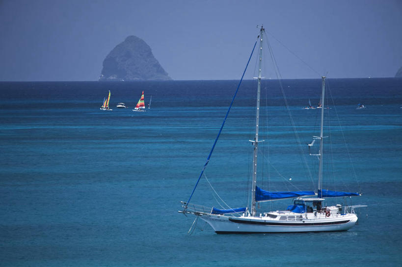 帆船,无人,横图,室外,白天,正面,旅游,度假,岛屿,海浪,海洋,美景,船,法国,欧洲,阴影,光线,影子,岛,景观,浪花,娱乐,蓝色,蓝天,天空,阳光,自然,海水,交通工具,天,享受,休闲,景色,放松,晴朗,西欧,法兰西,自然风光,载具,海景,万里无云,法兰西共和国,法兰西第五共和国,马提尼克,马提尼克岛,大海,风浪,海,海水的波动,近岸浪,列岛,群岛,涌浪,诸岛,晴空,晴空万里,彩图