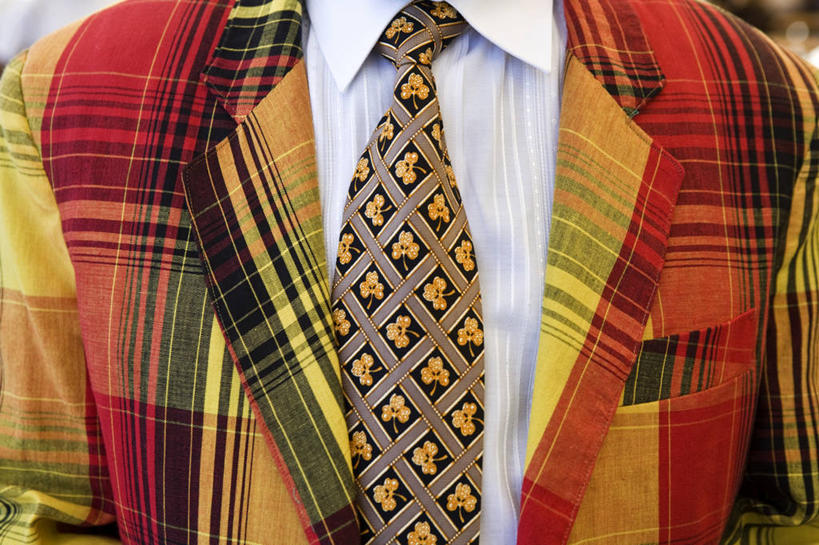 西方人,一个人,站,横图,室外,特写,白天,正面,衬衫,西装,欧洲,欧洲人,仅一个男性,仅一个人,阴影,套装,正装,光线,方格,格子,影子,领带,职业装,仅一个年轻男性,阳光,站着,象征,庄重,身份,正式,地位,男人,男性,年轻男性,白种人,站立,半身,彩图,衬衣