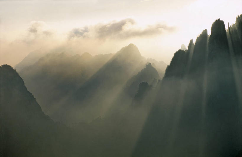 无人,横图,室外,白天,正面,旅游,度假,黄山,美景,山,山脉,雾,中国,亚洲,朦胧,梦幻,模糊,发光,光束,景观,山峰,光亮,山峦,娱乐,自然,群山,享受,休闲,景色,放松,迷雾,未来,发亮,自然风光,东亚,憧憬,安徽,安徽省,黄山市,中华人民共和国,华东地区,皖,大雾,彩图,狮子峰