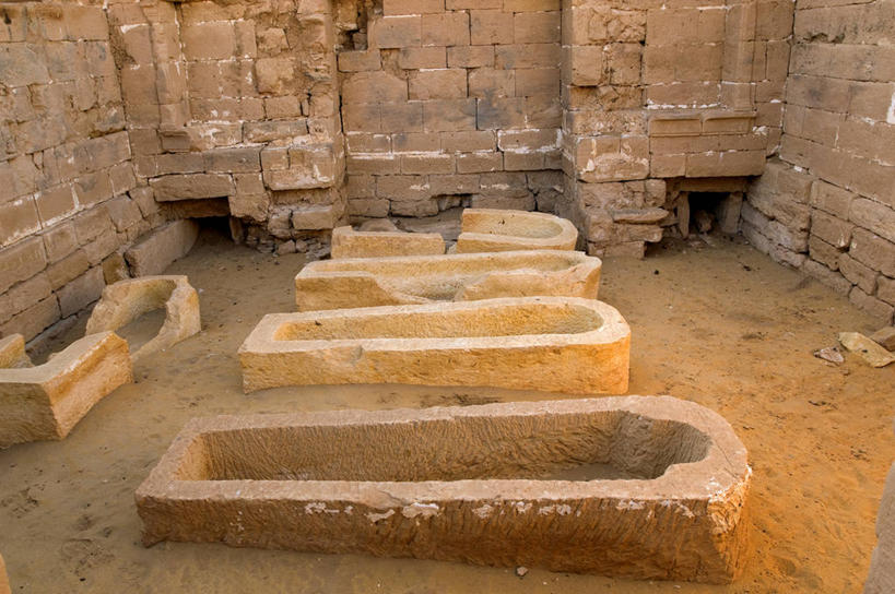 无人,横图,室外,白天,正面,旅游,度假,石头,名胜古迹,标志建筑,地标,建筑,非洲,埃及,阴影,遗迹,光线,石子,影子,古迹,文物,娱乐,建设,古建筑,阳光,享受,休闲,墓地,旅游胜地,放松,坟墓,陵墓,坟场,古文明,阿拉伯埃及共和国,金字塔之国,棉花之国,阿非利加洲,撒哈拉沙漠,撒哈拉大沙漠,上埃及,石块,彩图,利比亚沙漠,达赫拉绿洲