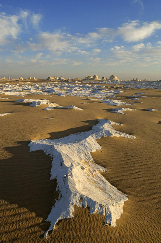 无人,竖图,室外,白天,正面,旅游,度假,石头,美景,沙漠,非洲,埃及,阴影,光线,石子,影子,景观,云,云朵,云彩,娱乐,蓝色,白云,蓝天,天空,阳光,自然,天,享受,休闲,景色,放松,晴朗,自然风光,阿拉伯埃及共和国,金字塔之国,棉花之国,阿非利加洲,撒哈拉沙漠,撒哈拉大沙漠,上埃及,大漠,砂漠,石块,岩石,晴空,彩图,利比亚沙漠