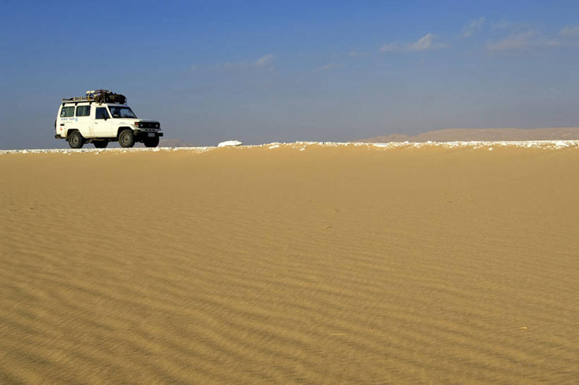 西方人,一个人,坐,横图,室外,白天,侧面,旅游,度假,美景,沙漠,越野车,汽车,欧洲,非洲,埃及,黑人,欧洲人,仅一个男性,仅一个人,仅一个中年男性,一辆,阴影,服装,光线,影子,景观,云,云朵,云彩,注视,休闲装,娱乐,车,衣服,蓝色,白云,蓝天,天空,阳光,自然,交通工具,天,观察,驾驶,看,行驶,享受,休闲,休闲服,景色,放松,服饰,晴朗,观看,操纵,控制,察看,关注,自然风光,载具,吉普车,操控,阿拉伯埃及共和国,金字塔之国,棉花之国,把持,阿非利加洲,撒哈拉沙漠,撒哈拉大沙漠,上埃及,男人,男性,中年男性,非洲人,大漠,砂漠,晴空,坐着,彩图,全身,利比亚沙漠