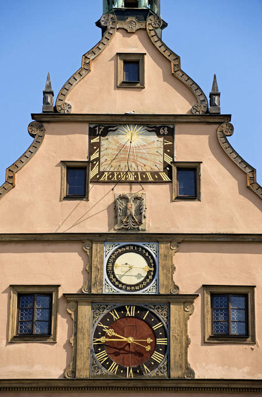 无人,竖图,室外,白天,仰视,度假,美景,城市风光,城市,德国,欧洲,阴影,时间,光线,时钟,影子,景观,计时,娱乐,浪漫之路,蓝色,蓝天,天空,阳光,钟表,天,享受,休闲,表,景色,放松,晴朗,准确,西欧,精准,日晷,万里无云,德意志联邦共和国,塔钟,巴伐利亚,巴伐利亚州,拜恩州,拜恩自由州,日规,罗滕堡,钟,晴空,晴空万里,彩图,低角度拍摄,中弗兰肯行政区,菲森