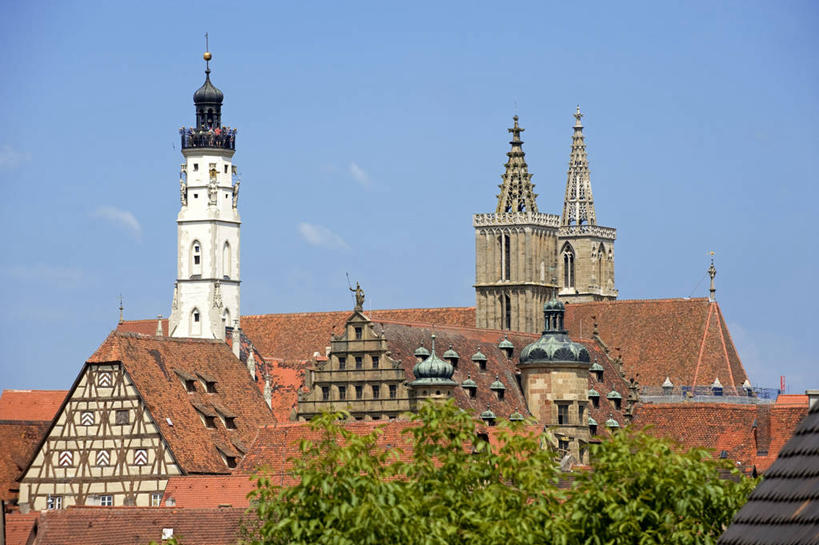 无人,教堂,横图,室外,白天,正面,旅游,度假,植物,标志建筑,地标,建筑,德国,欧洲,阴影,节日,光线,瓦片,影子,屋顶,云,云朵,云彩,顶棚,瓦,文化,娱乐,建设,浪漫之路,树,树木,蓝色,绿色,白云,蓝天,天空,阳光,自然,天,祈祷,享受,休闲,健康,旅游胜地,放松,许愿,宗教,建造,信仰,生长,晴朗,成长,纪念,祈求,西欧,信念,屋瓦,德意志联邦共和国,巴伐利亚,巴伐利亚州,拜恩州,拜恩自由州,罗滕堡,平安,晴空,彩图,大教堂,礼拜堂,中弗兰肯行政区,菲森