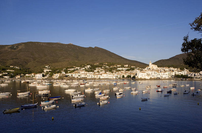 无人,家,横图,室外,白天,正面,旅游,度假,草地,草坪,海浪,海洋,美景,山,山脉,植物,船,西班牙,欧洲,阴影,光线,影子,房屋,屋子,景观,浪花,山峰,游艇,山峦,娱乐,楼房,住宅,草,树,树木,蓝色,绿色,蓝天,天空,阳光,自然,海水,交通工具,群山,天,享受,休闲,景色,放松,生长,晴朗,成长,南欧,自然风光,载具,海景,万里无云,加泰罗尼亚,西班牙王国,赫罗纳,赫罗纳省,卡达凯斯,大海,风浪,海,海水的波动,近岸浪,涌浪,晴空,晴空万里,彩图,房子