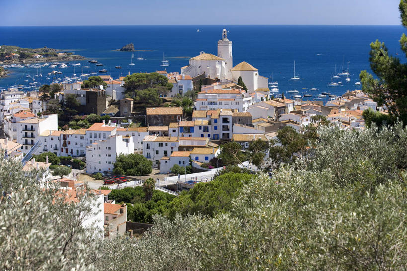 无人,家,教堂,横图,俯视,室外,白天,旅游,度假,海浪,海洋,美景,植物,建筑,西班牙,欧洲,阴影,节日,光线,瓦片,影子,房屋,屋顶,屋子,景观,浪花,水平线,辽阔,海平线,顶棚,瓦,文化,娱乐,楼房,住宅,树,树木,蓝色,绿色,蓝天,天空,阳光,自然,海水,天,祈祷,享受,休闲,广阔,健康,景色,放松,许愿,宗教,建造,信仰,生长,晴朗,成长,纪念,一望无际,祈求,基督教,南欧,天主教,自然风光,海景,信念,屋瓦,万里无云,加泰罗尼亚,西班牙王国,无边无际,一马平川,赫罗纳,赫罗纳省,卡达凯斯,平安,大海,风浪,海,海水的波动,近岸浪,涌浪,晴空,晴空万里,彩图,高角度拍摄,房子,大教堂,礼拜堂,水天相接,水天一线