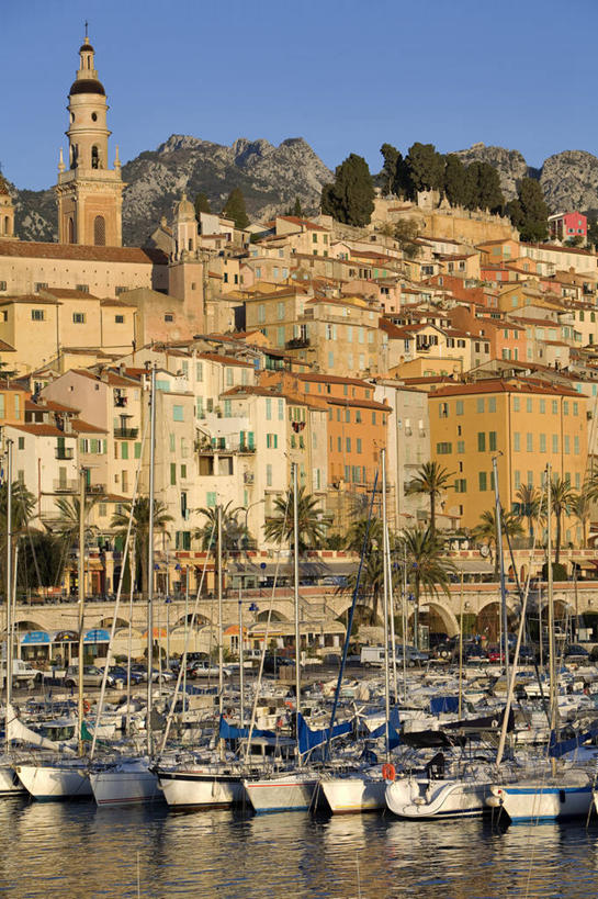 帆船,无人,家,教堂,竖图,室外,白天,正面,度假,海浪,海洋,美景,植物,城市风光,城市,船,法国,欧洲,许多,停靠,阴影,节日,光线,影子,房屋,屋子,景观,浪花,公寓,很多,文化,娱乐,洋房,楼房,住宅,树,树木,蓝色,绿色,蓝天,天空,阳光,自然,海水,交通工具,天,祈祷,享受,休闲,健康,景色,放松,许愿,宗教,信仰,生长,晴朗,成长,纪念,祈求,基督教,西欧,天主教,停泊,法兰西,载具,海景,信念,滨海阿尔卑斯,万里无云,法兰西共和国,法兰西第五共和国,普罗旺斯.阿尔卑斯.蓝色海岸,普罗旺斯.阿尔卑斯.蓝色海岸大区,滨海阿尔卑斯省,平安,大海,风浪,海,海水的波动,近岸浪,涌浪,晴空,晴空万里,彩图,房子,大教堂,礼拜堂,芒通