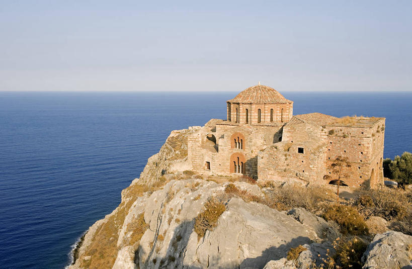 无人,教堂,横图,室外,白天,正面,旅游,度假,海浪,海洋,石头,名胜古迹,植物,标志建筑,地标,建筑,希腊,欧洲,阴影,节日,遗迹,光线,石子,影子,浪花,水平线,辽阔,海平线,古迹,文化,文物,娱乐,建设,古建筑,树,树木,蓝色,绿色,蓝天,天空,阳光,自然,海水,天,祈祷,享受,休闲,广阔,健康,旅游胜地,放松,许愿,宗教,信仰,生长,晴朗,成长,纪念,一望无际,祈求,基督教,天主教,海景,信念,古文明,希腊共和国,万里无云,无边无际,一马平川,东正教,伯罗奔尼撒,伯罗奔尼撒半岛,希腊正教,正教,拉科尼亚,拉科尼亚州,莫奈姆瓦夏,平安,大海,风浪,海,海水的波动,近岸浪,石块,岩石,涌浪,晴空,晴空万里,彩图,大教堂,礼拜堂,水天相接,水天一线