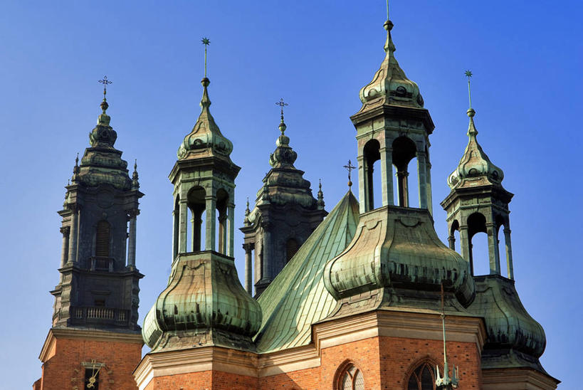 无人,教堂,横图,室外,白天,仰视,旅游,度假,名胜古迹,标志建筑,地标,建筑,欧洲,波兰,阴影,节日,遗迹,光线,影子,古迹,文化,文物,娱乐,建设,古建筑,蓝色,蓝天,天空,阳光,天,祈祷,享受,休闲,健康,旅游胜地,放松,许愿,宗教,信仰,晴朗,纪念,祈求,基督教,天主教,信念,古文明,中欧,万里无云,首府,波兰共和国,波兹南,波兹南省,平安,晴空,晴空万里,彩图,低角度拍摄,大教堂,礼拜堂