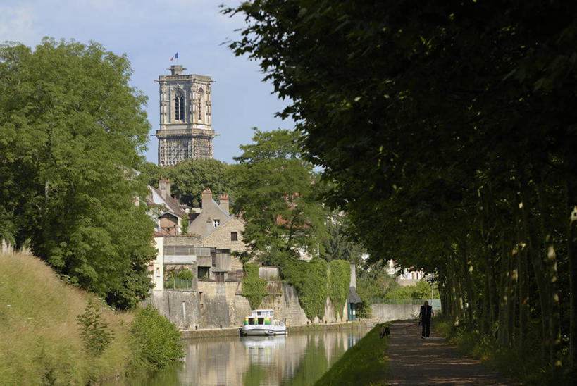西方人,一个人,教堂,走,横图,室外,白天,正面,旅游,度假,河流,名胜古迹,水,植物,标志建筑,地标,建筑,轮船,船,法国,欧洲,欧洲人,仅一个男性,仅一个人,仅一个中年男性,阴影,波纹,服装,节日,遗迹,光线,影子,河水,水流,涟漪,古迹,文化,文物,娱乐,建设,古建筑,树,树木,衣服,蓝色,绿色,倒影,蓝天,水纹,天空,阳光,自然,交通工具,波浪,天,祈祷,享受,休闲,健康,旅游胜地,放松,许愿,宗教,服饰,信仰,生长,晴朗,成长,纪念,祈求,倒映,基督教,衣着,勃艮第,西欧,穿着,天主教,法兰西,载具,信念,古文明,万里无云,法兰西共和国,水晕,法兰西第五共和国,衣饰,反照,勃艮第大区,涅夫勒省,平安,男人,男性,中年男性,白种人,晴空,晴空万里,步行,散步,走路,彩图,全身,大教堂,礼拜堂,克拉梅西