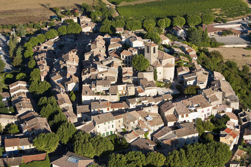 无人,家,横图,俯视,航拍,室外,白天,度假,草地,草坪,美景,树林,植物,城市风光,城市,建筑,法国,欧洲,阴影,光线,瓦片,影子,房屋,屋顶,屋子,景观,公寓,顶棚,瓦,娱乐,洋房,楼房,住宅,草,树,树木,绿色,阳光,自然,享受,休闲,景色,放松,建造,生长,成长,西欧,沃克吕兹省,鸟瞰,法兰西,屋瓦,法兰西共和国,法兰西第五共和国,普罗旺斯.阿尔卑斯.蓝色海岸,普罗旺斯.阿尔卑斯.蓝色海岸大区,彩图,高角度拍摄,房子,吕贝隆山区