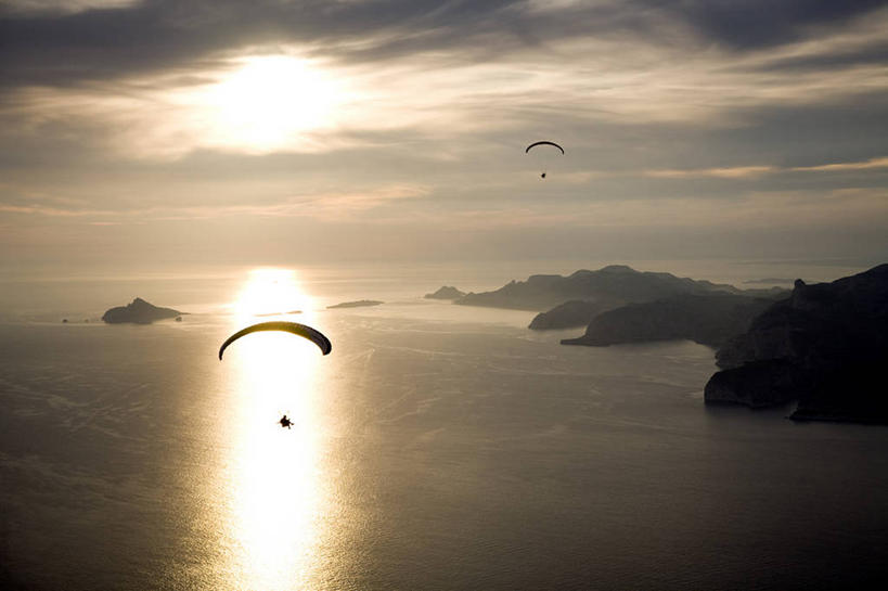 西方人,两个人,跳伞运动员,横图,俯视,航拍,室外,白天,锻炼,旅游,度假,运动,跳伞,海浪,海洋,石头,美景,日落,法国,欧洲,欧洲人,阴影,光线,石子,影子,景观,浪花,水平线,晚霞,霞光,悬崖,落日,辽阔,海平线,娱乐,阳光,自然,海水,黄昏,享受,休闲,广阔,景色,彩霞,放松,一望无际,西欧,鸟瞰,法兰西,自然风光,海景,卡西斯,法兰西共和国,法兰西第五共和国,绝壁,无边无际,一马平川,夕照,薄暮,罗纳河口,普罗旺斯.阿尔卑斯.蓝色海岸,普罗旺斯.阿尔卑斯.蓝色海岸大区,罗讷河口省,体育,跳伞运动,男人,男性,年轻男性,白种人,大海,风浪,海,海水的波动,近岸浪,石块,岩石,涌浪,夕阳,伞兵,跳伞人,跳伞员,跳伞者,彩图,高角度拍摄,全身,健身,傍晚,水天相接,水天一线,斜阳