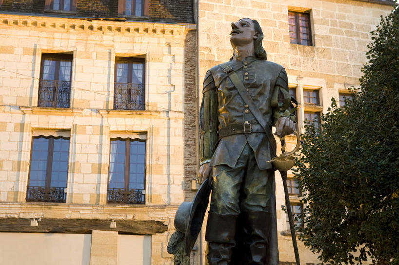 西方人,一个人,无人,家,站,横图,室外,白天,仰视,旅游,度假,名胜古迹,植物,窗户,标志建筑,地标,建筑,雕塑,法国,欧洲,欧洲人,仅一个男性,仅一个人,仅一个中年男性,握,服装,遗迹,艺术,装饰,雕刻,雕像,房屋,墙,屋子,公寓,拿,拿着,古迹,文物,娱乐,建设,古建筑,洋房,楼房,玻璃窗,墙壁,墙面,住宅,树,树木,衣服,绿色,自然,工艺品,站着,享受,休闲,旅游胜地,放松,握着,服饰,生长,成长,纪念,美术,衣着,西欧,穿着,法兰西,主题,陈列,古文明,法兰西共和国,一尊,阿基坦,功能,美学,法兰西第五共和国,衣饰,多尔多涅省,亚魁当,阿基坦大区,多尔多涅,佩里格,男人,男性,中年男性,白种人,站立,半身,彩图,低角度拍摄,房子,佩里格区