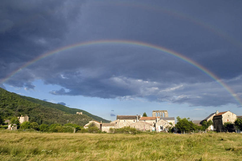 无人,家,横图,室外,白天,正面,旅游,度假,彩虹,草地,草坪,美景,植物,法国,欧洲,阴影,光线,影子,房屋,屋子,景观,云,云朵,云彩,娱乐,楼房,住宅,草,树,树木,蓝色,绿色,白云,蓝天,天空,阳光,自然,天,享受,休闲,景色,放松,生长,晴朗,成长,西欧,法兰西,自然风光,法兰西共和国,法兰西第五共和国,加尔省,朗格多克.鲁西永,朗格多克.鲁西永大区,虹,虹桥,七彩虹,晴空,天虹,彩图,房子,阿莱区,奥雅克