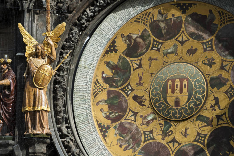 无人,横图,室外,白天,正面,旅游,度假,名胜古迹,标志建筑,地标,建筑,雕塑,欧洲,捷克,天使,阴影,遗迹,艺术,装饰,光线,翅膀,雕刻,雕像,影子,首都,古迹,文物,娱乐,建设,古建筑,阳光,工艺品,享受,休闲,旅游胜地,放松,纪念,华丽,修饰,美术,点缀,神圣,主题,善良,陈列,信徒,古文明,中欧,捷克共和国,旧城广场,布拉格广场,功能,美学,衬托,美观,雅致,雅观,使者,布拉格,瓦茨拉夫广场,布拉格旧城广场,布拉格老城广场,布拉格天文钟,布拉格占星时钟,天文钟,圣洁,彩图