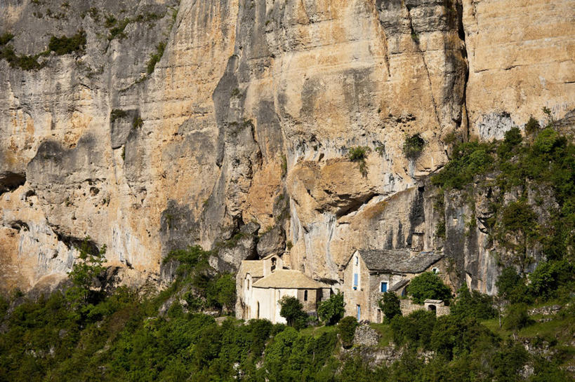 无人,教堂,横图,室外,白天,正面,旅游,度假,石头,名胜古迹,树林,植物,标志建筑,地标,建筑,法国,欧洲,阴影,节日,遗迹,光线,石子,影子,悬崖,古迹,文化,文物,娱乐,建设,古建筑,树,树木,绿色,阳光,自然,祈祷,享受,休闲,健康,旅游胜地,放松,许愿,宗教,信仰,生长,成长,纪念,祈求,基督教,西欧,天主教,法兰西,信念,古文明,法兰西共和国,法兰西第五共和国,绝壁,南部.比利牛斯,阿韦龙省,南部.比利牛斯大区,平安,石块,岩石,彩图,大教堂,礼拜堂