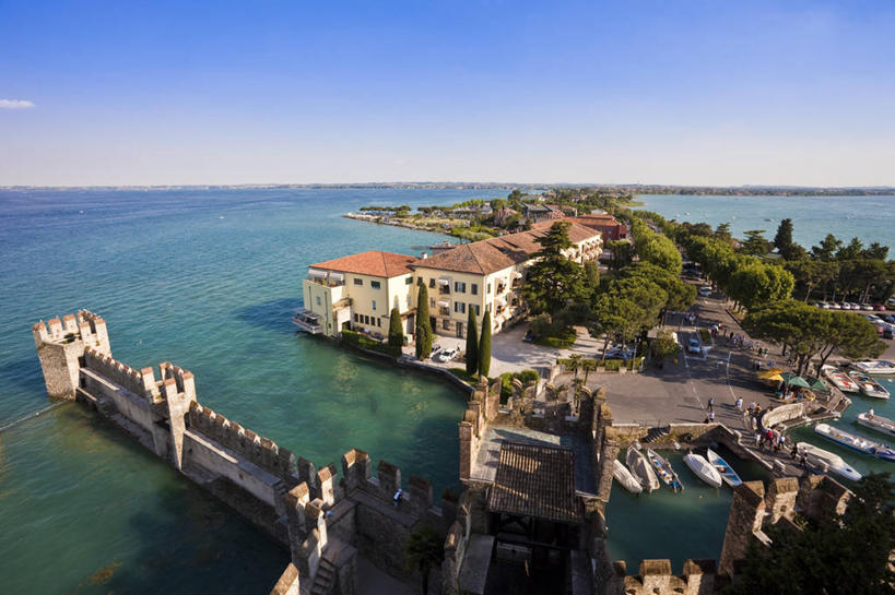 无人,家,横图,俯视,航拍,室外,白天,旅游,度假,湖,湖泊,美景,树林,水,植物,意大利,欧洲,阴影,波纹,光线,影子,房屋,屋子,湖面,景观,水流,水面,云,云朵,涟漪,云彩,娱乐,楼房,住宅,树,树木,蓝色,绿色,白云,倒影,蓝天,水纹,天空,阳光,自然,波浪,湖水,天,享受,休闲,景色,放松,生长,晴朗,成长,倒映,鸟瞰,南欧,自然风光,伦巴第大区,意大利共和国,伦巴第,水晕,反照,布雷西亚省,贝纳科湖,加尔达湖,晴空,彩图,高角度拍摄,房子