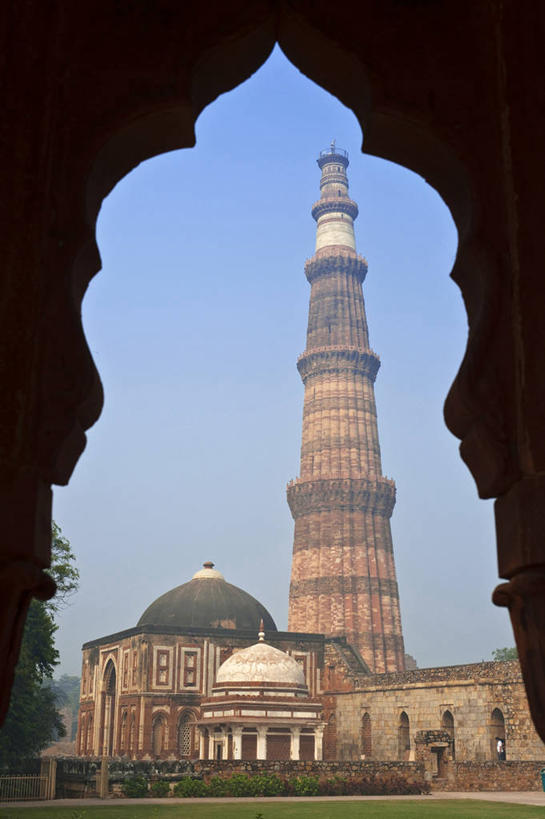 无人,竖图,室外,白天,正面,旅游,度假,草地,草坪,名胜古迹,植物,门,标志建筑,地标,建筑,印度,亚洲,阴影,节日,遗迹,光线,影子,拱门,塔,首都,古迹,文化,文物,娱乐,建设,古建筑,草,树,树木,蓝色,绿色,蓝天,天空,阳光,自然,门框,天,祈祷,享受,休闲,健康,旅游胜地,放松,许愿,宗教,信仰,生长,晴朗,成长,纪念,祈求,伊斯兰教,清真寺,南亚,古文明,万里无云,新德里,印度共和国,德里,光塔,顾特卜塔,库杜布塔,平安,晴空,晴空万里,彩图,宣礼塔,库杜布高塔,库特卜塔,德里国家首都辖区