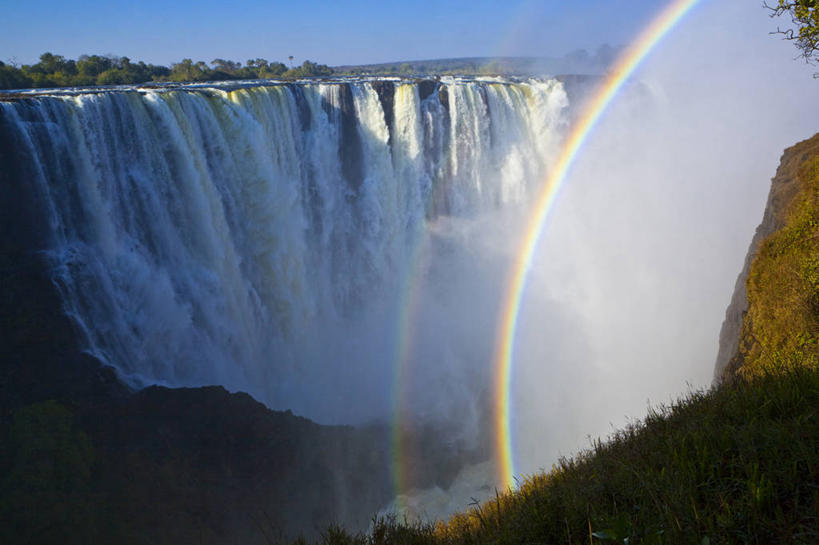 无人,横图,室外,白天,正面,旅游,度假,彩虹,美景,瀑布,水,植物,非洲,津巴布韦,阴影,飞溅,溅,光线,液体,影子,景观,水滴,悬崖,娱乐,水珠,树,树木,蓝色,绿色,蓝天,天空,阳光,自然,天,享受,休闲,景色,放松,生长,晴朗,成长,喷洒,自然风光,万里无云,赞比西河,绝壁,阿非利加洲,利巴河,莫西奥图尼亚瀑布,维多利亚瀑布,津巴布韦共和国,辛巴威,跌水,虹,虹桥,七彩虹,晴空,晴空万里,天虹,彩图