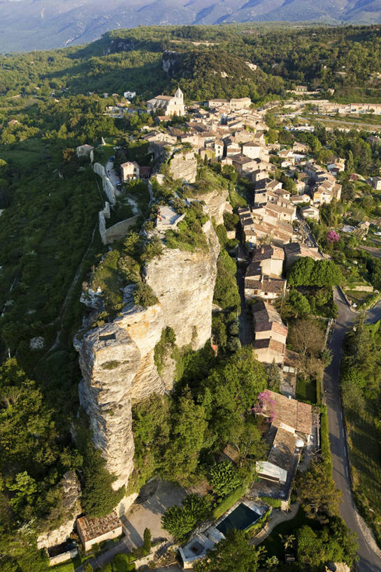 无人,家,竖图,俯视,航拍,室外,白天,旅游,度假,草地,草坪,石头,美景,山,山脉,植物,法国,欧洲,阴影,光线,石子,影子,房屋,屋子,景观,山峰,悬崖,山峦,娱乐,楼房,住宅,草,树,树木,绿色,阳光,自然,群山,享受,休闲,景色,放松,生长,成长,西欧,沃克吕兹省,鸟瞰,法兰西,自然风光,法兰西共和国,法兰西第五共和国,绝壁,普罗旺斯.阿尔卑斯.蓝色海岸,普罗旺斯.阿尔卑斯.蓝色海岸大区,石块,岩石,彩图,高角度拍摄,房子,吕贝隆山区