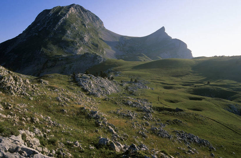 无人,横图,室外,白天,正面,旅游,度假,草地,草坪,石头,美景,山,山脉,植物,法国,欧洲,阴影,光线,石子,影子,景观,山峰,山峦,娱乐,草,蓝色,绿色,蓝天,天空,阳光,自然,群山,天,享受,休闲,景色,放松,晴朗,西欧,法兰西,自然风光,万里无云,法兰西共和国,法兰西第五共和国,伊泽尔省,石块,岩石,晴空,晴空万里,彩图,罗讷.阿尔卑斯,罗讷.阿尔卑斯大区