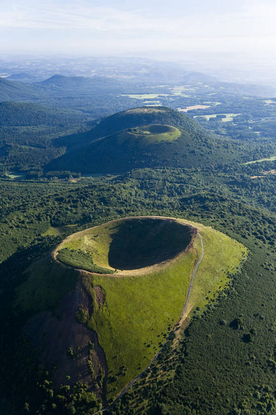 无人,竖图,俯视,航拍,室外,白天,旅游,度假,草地,草坪,火山,美景,森林,树林,植物,法国,欧洲,阴影,光线,影子,景观,山顶,娱乐,草,树,树木,蓝色,绿色,蓝天,天空,阳光,自然,天,享受,休闲,景色,放松,生长,晴朗,成长,西欧,鸟瞰,法兰西,自然风光,万里无云,法兰西共和国,法兰西第五共和国,颠峰,极峰,奥弗涅,奥弗涅大区,多姆山,活火山,晴空,晴空万里,彩图,高角度拍摄