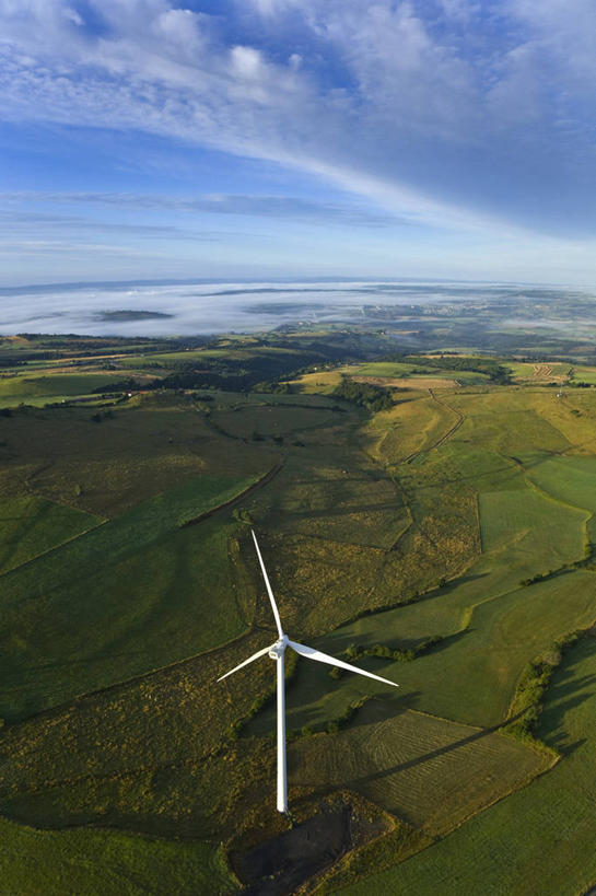 无人,竖图,俯视,航拍,室外,白天,旅游,度假,农业,风能,风力发电机,草地,草坪,美景,植物,风车,法国,欧洲,阴影,环保,电力,光线,影子,景观,云,云朵,云彩,娱乐,设备,草,蓝色,绿色,白云,蓝天,天空,阳光,自然,天,享受,休闲,发电,机械,景色,放松,工业,能源,晴朗,资源,风力机,西欧,鸟瞰,法兰西,自然风光,利用,低碳,法兰西共和国,法兰西第五共和国,奥弗涅,奥弗涅大区,康塔尔省,风力发电,风力涡轮机,晴空,彩图,高角度拍摄,科朗,圣弗卢尔区