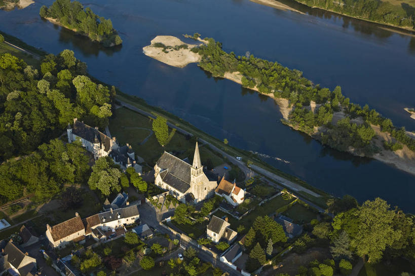 无人,家,横图,俯视,航拍,室外,白天,旅游,度假,草地,草坪,岛屿,河流,美景,水,植物,法国,欧洲,阴影,波纹,光线,影子,房屋,屋子,岛,河水,景观,水流,涟漪,娱乐,楼房,住宅,草,树,树木,绿色,倒影,水纹,阳光,自然,波浪,享受,休闲,景色,放松,生长,成长,倒映,西欧,鸟瞰,法兰西,自然风光,法兰西共和国,水晕,法兰西第五共和国,反照,卢瓦尔.谢尔省,中央大区,列岛,群岛,诸岛,彩图,高角度拍摄,房子