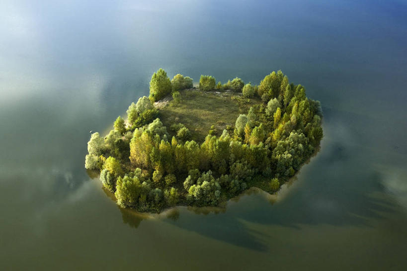 无人,横图,俯视,航拍,室外,白天,旅游,度假,岛屿,美景,森林,树林,植物,法国,欧洲,阴影,波纹,光线,影子,池塘,岛,景观,水池,涟漪,娱乐,树,树木,绿色,倒影,水纹,阳光,自然,波浪,享受,休闲,景色,放松,生长,成长,倒映,西欧,鸟瞰,法兰西,自然风光,法兰西共和国,水晕,法兰西第五共和国,反照,上诺曼底,上诺曼底大区,列岛,群岛,诸岛,彩图,高角度拍摄,厄尔省