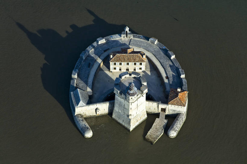 无人,家,横图,俯视,航拍,室外,白天,旅游,度假,海浪,海洋,名胜古迹,标志建筑,地标,建筑,法国,欧洲,阴影,遗迹,光线,影子,堡垒,城堡,房屋,屋子,浪花,古迹,文物,娱乐,建设,古建筑,楼房,住宅,倒影,阳光,海水,享受,休闲,旅游胜地,放松,倒映,西欧,要塞,鸟瞰,法兰西,海景,古文明,法兰西共和国,法兰西第五共和国,反照,普瓦图.夏朗德,普瓦图.夏朗德大区,设防,滨海夏朗德省,大海,风浪,海,海水的波动,近岸浪,涌浪,彩图,高角度拍摄,房子