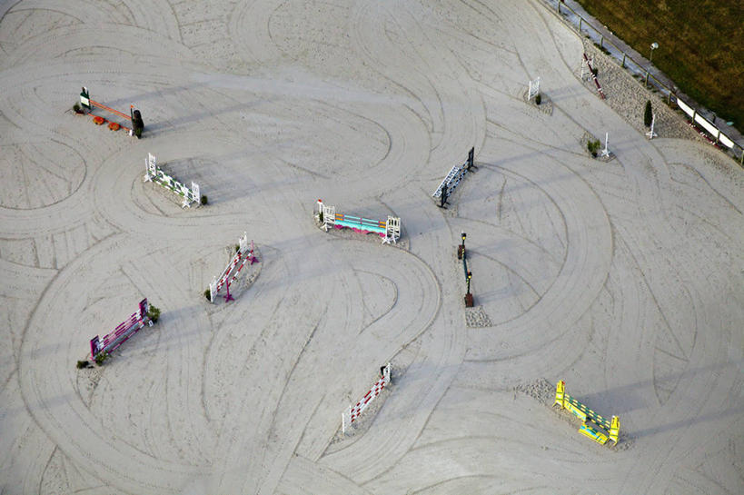 无人,体育馆,运动场,横图,俯视,航拍,室外,白天,旅游,度假,草地,草坪,美景,植物,法国,欧洲,阴影,光线,影子,景观,娱乐,体育场,马场,草,树,树木,绿色,阳光,自然,享受,休闲,景色,放松,生长,成长,西欧,鸟瞰,法兰西,自然风光,赛马场,法兰西共和国,桉树,跑马场,运动馆,法兰西第五共和国,尤加利,下诺曼底,下诺曼底大区,彩图,高角度拍摄,蓝桉,奥恩省