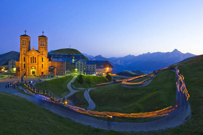 无人,教堂,横图,室外,夜晚,正面,旅游,度假,草地,草坪,名胜古迹,山,山脉,植物,标志建筑,地标,建筑,路灯,照明,法国,欧洲,阴影,节日,遗迹,光线,影子,山峰,灯光,山峦,古迹,文化,文物,娱乐,建设,古建筑,灯,草,树,树木,蓝色,绿色,蓝天,天空,自然,群山,天,祈祷,享受,休闲,健康,旅游胜地,放松,许愿,宗教,信仰,生长,成长,纪念,祈求,照亮,照明设备,西欧,法兰西,信念,古文明,法兰西共和国,法兰西第五共和国,伊泽尔省,平安,彩图,大教堂,礼拜堂,罗讷.阿尔卑斯,罗讷.阿尔卑斯大区