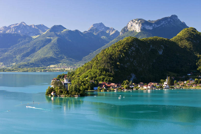 无人,横图,俯视,室外,白天,旅游,度假,湖,湖泊,石头,美景,森林,山,山脉,树林,水,植物,法国,欧洲,阴影,波纹,光线,石子,影子,湖面,景观,山峰,水流,水面,涟漪,山峦,娱乐,树,树木,蓝色,绿色,倒影,蓝天,水纹,天空,阳光,自然,波浪,湖水,群山,天,享受,休闲,景色,放松,生长,晴朗,成长,倒映,西欧,法兰西,自然风光,安纳西,万里无云,法兰西共和国,水晕,法兰西第五共和国,反照,上萨瓦省,上萨瓦,阿讷西,石块,岩石,晴空,晴空万里,彩图,高角度拍摄,罗讷.阿尔卑斯,罗讷.阿尔卑斯大区