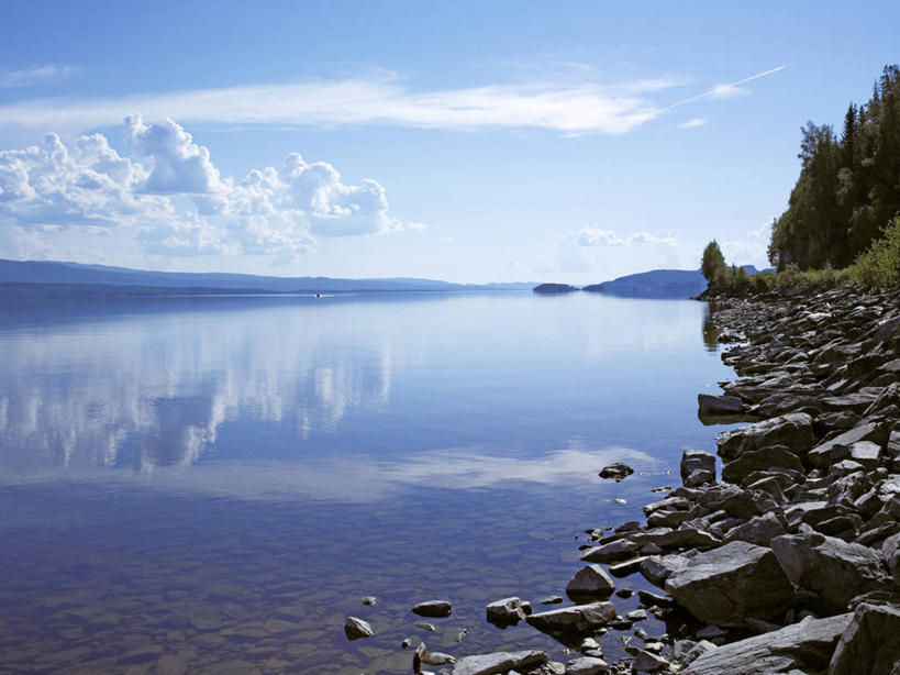 无人,横图,室外,白天,正面,旅游,度假,湖,湖泊,石头,美景,树林,水,植物,挪威,欧洲,阴影,波纹,光线,石子,影子,湖面,景观,水流,水面,云,云朵,涟漪,云彩,娱乐,树,树木,蓝色,绿色,白云,倒影,蓝天,水纹,天空,阳光,自然,波浪,湖水,天,享受,休闲,景色,放松,生长,晴朗,成长,倒映,斯堪的纳维亚,自然风光,北欧,斯堪的那维亚,斯堪的那维亚半岛,斯堪的纳维亚半岛,水晕,挪威王国,反照,南特伦德拉格,南特伦德拉格郡,石块,岩石,晴空,彩图