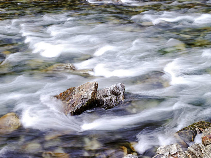 无人,横图,俯视,室外,白天,旅游,度假,河流,石头,美景,水,挪威,欧洲,阴影,飞溅,朦胧,模糊,溅,光线,石子,液体,影子,河水,景观,水滴,水流,娱乐,水珠,小溪,阳光,自然,溪水,享受,休闲,景色,放松,斯堪的纳维亚,喷洒,自然风光,北欧,斯堪的那维亚,斯堪的那维亚半岛,斯堪的纳维亚半岛,挪威王国,南特伦德拉格,南特伦德拉格郡,石块,岩石,彩图,高角度拍摄