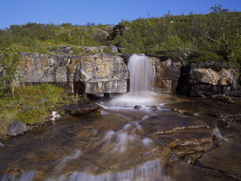 无人,横图,室外,白天,正面,旅游,度假,河流,石头,美景,瀑布,森林,树林,水,植物,挪威,欧洲,阴影,飞溅,溅,光线,石子,液体,影子,河水,景观,水滴,水流,娱乐,水珠,树,树木,蓝色,绿色,蓝天,天空,阳光,自然,天,享受,休闲,景色,放松,生长,晴朗,成长,斯堪的纳维亚,喷洒,自然风光,北欧,斯堪的那维亚,斯堪的那维亚半岛,斯堪的纳维亚半岛,万里无云,挪威王国,芬马克,芬马克郡,跌水,石块,岩石,晴空,晴空万里,彩图