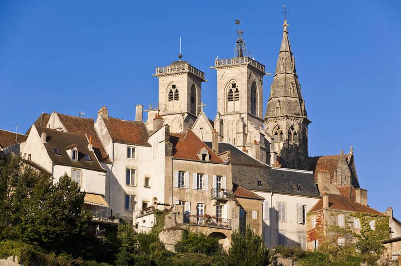 无人,教堂,横图,室外,白天,仰视,旅游,度假,山,山脉,树林,植物,标志建筑,地标,建筑,法国,欧洲,阴影,节日,光线,瓦片,影子,屋顶,山峰,山峦,顶棚,瓦,文化,娱乐,建设,树,树木,蓝色,绿色,蓝天,天空,阳光,自然,群山,天,祈祷,享受,休闲,健康,旅游胜地,放松,许愿,宗教,建造,信仰,生长,晴朗,成长,纪念,祈求,勃艮第,西欧,法兰西,信念,屋瓦,万里无云,法兰西共和国,法兰西第五共和国,勃艮第大区,科多尔省,平安,晴空,晴空万里,彩图,低角度拍摄,大教堂,礼拜堂,蒙巴尔区,奥克苏瓦地区瑟米