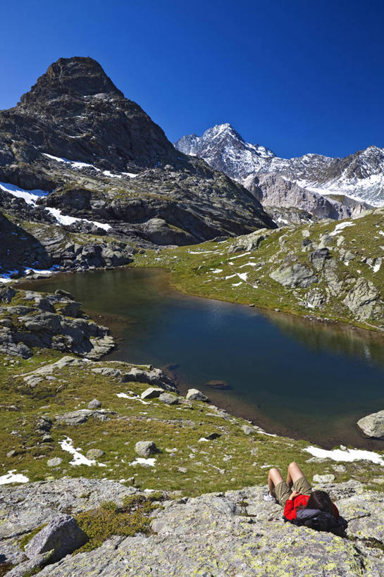 西方人,一个人,躺,竖图,室外,白天,正面,旅游,度假,草地,草坪,湖,湖泊,石头,美景,山,水,雪,雪山,植物,大雪,法国,欧洲,欧洲人,仅一个女性,仅一个人,阴影,服装,光线,石子,影子,冰,湖面,积雪,景观,山峰,水流,水面,雪景,冬季,冬天,山峦,休闲装,娱乐,草,衣服,蓝色,绿色,蓝天,天空,阳光,自然,湖水,天,仅一个中年女性,享受,休闲,休闲服,景色,放松,寒冷,服饰,晴朗,冰冷,西欧,法兰西,自然风光,万里无云,法兰西共和国,法兰西第五共和国,严寒,冰凉,酷寒,凛冽,凛凛,极冷,萨瓦省,卧着,女人,女性,中年女性,白种人,石块,岩石,晴空,晴空万里,躺着,卧,彩图,全身,罗讷.阿尔卑斯,罗讷.阿尔卑斯大区,梅瑞贝尔,三峡谷,三峡谷滑雪场