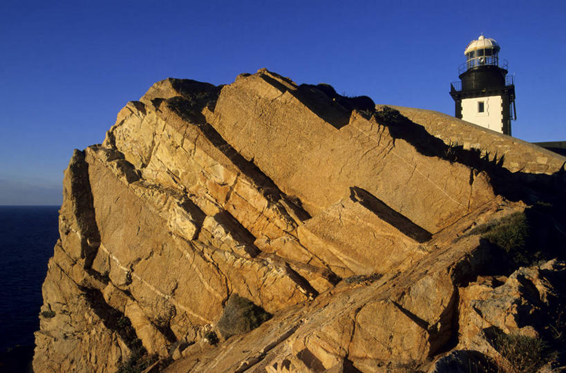 无人,横图,室外,白天,正面,旅游,度假,石头,美景,山,山脉,道路,法国,欧洲,阴影,光线,信息,石子,影子,景观,山峰,灯塔,交通,山峦,方向,娱乐,蓝色,蓝天,天空,阳光,自然,群山,天,享受,休闲,景色,放松,晴朗,引导,指引,科西嘉,科西嘉岛,西欧,法兰西,自然风光,万里无云,法兰西共和国,法兰西第五共和国,航标,南科西嘉,博尼法乔,南科西嘉省,科西嘉大区,岩石,晴空,晴空万里,彩图,导航