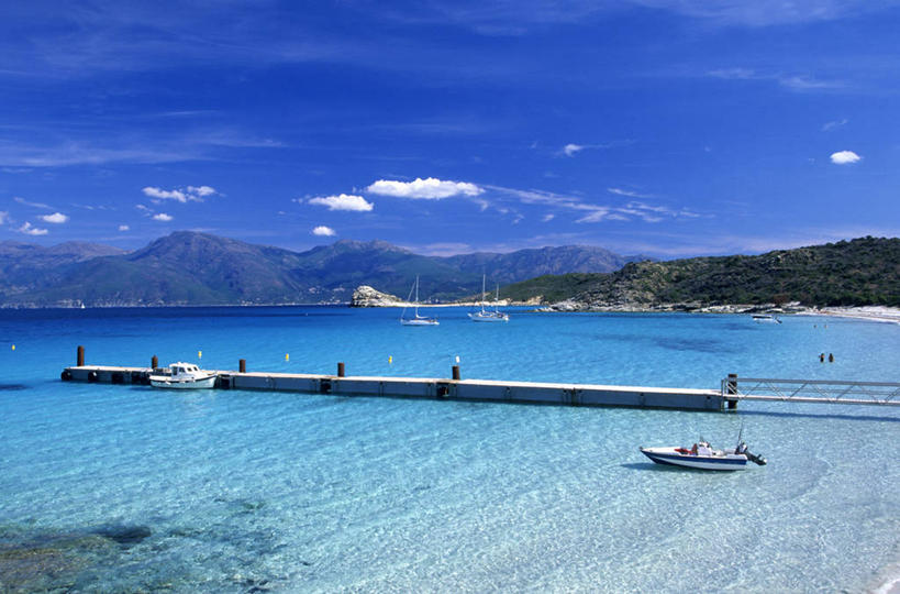 无人,栏杆,横图,室外,白天,正面,旅游,度假,海浪,海洋,美景,山,山脉,树林,植物,轮船,船,法国,欧洲,阴影,光线,影子,景观,浪花,山峰,云,云朵,围栏,山峦,云彩,娱乐,护栏,树,树木,蓝色,绿色,白云,蓝天,天空,阳光,自然,海水,交通工具,群山,天,享受,休闲,景色,放松,生长,晴朗,成长,科西嘉,科西嘉岛,西欧,法兰西,自然风光,载具,海景,法兰西共和国,法兰西第五共和国,科西嘉大区,大海,风浪,海,海水的波动,近岸浪,涌浪,晴空,彩图,上科西嘉