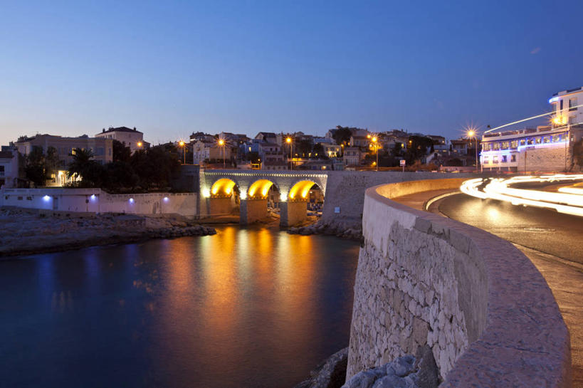 无人,家,横图,室外,夜晚,正面,长时间曝光,度假,海浪,海洋,美景,城市风光,城市,道路,路,路灯,公路,照明,法国,欧洲,阴影,光线,影子,房屋,屋子,景观,浪花,公寓,灯光,交通,娱乐,洋房,楼房,住宅,灯,蓝色,蓝天,天空,海水,天,享受,休闲,景色,放松,照亮,照明设备,西欧,法兰西,曝光,海景,法兰西共和国,法兰西第五共和国,普罗旺斯.阿尔卑斯.蓝色海岸,普罗旺斯.阿尔卑斯.蓝色海岸大区,罗讷河口省,罗讷河口,大海,风浪,海,海水的波动,近岸浪,涌浪,马路,彩图,房子,马赛区