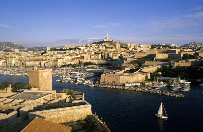 帆船,无人,家,横图,俯视,室外,白天,旅游,度假,海浪,海洋,美景,山,山脉,植物,城市风光,城市,建筑,船,法国,欧洲,阴影,光线,影子,房屋,屋子,景观,浪花,山峰,云,云朵,公寓,建筑群,山峦,云彩,娱乐,建设,洋房,楼房,住宅,树,树木,蓝色,绿色,白云,蓝天,天空,阳光,自然,海水,交通工具,群山,天,享受,休闲,景色,放松,生长,晴朗,成长,西欧,法兰西,载具,海景,法兰西共和国,法兰西第五共和国,普罗旺斯.阿尔卑斯.蓝色海岸,普罗旺斯.阿尔卑斯.蓝色海岸大区,罗讷河口省,罗讷河口,大海,风浪,海,海水的波动,近岸浪,涌浪,晴空,彩图,高角度拍摄,房子,莱斯佩尼斯米拉波