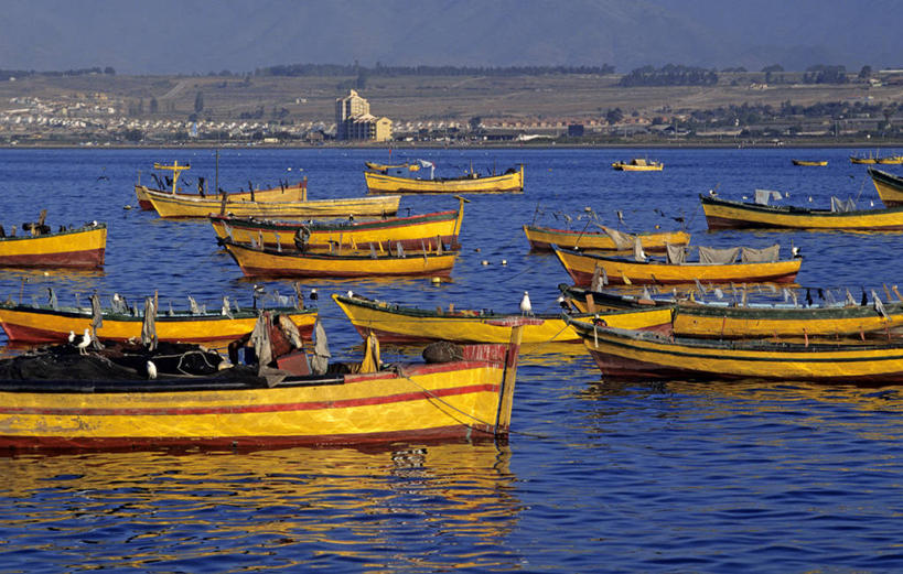 无人,横图,室外,白天,正面,旅游,度假,海浪,海洋,美景,山,山脉,船,智利,许多,停靠,阴影,光线,影子,景观,浪花,山峰,木船,山峦,很多,娱乐,蓝色,蓝天,天空,阳光,自然,海水,交通工具,群山,天,享受,休闲,景色,南美,放松,晴朗,南美洲,舟,拉丁美洲,停泊,自然风光,载具,美洲,海景,万里无云,亚美利加洲,南亚美利加洲,智利共和国,大海,风浪,海,海水的波动,近岸浪,涌浪,晴空,晴空万里,彩图,科金博大区