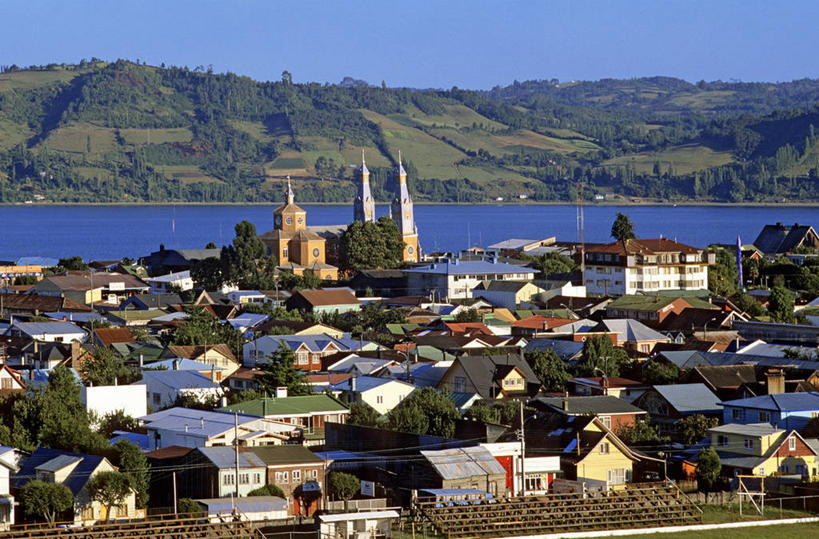 无人,家,农田,教堂,横图,室外,白天,正面,旅游,度假,庄稼,农作物,草地,草坪,海浪,海洋,山,山脉,树林,植物,标志建筑,地标,建筑,智利,阴影,节日,光线,影子,房屋,屋子,浪花,山峰,山峦,文化,娱乐,建设,楼房,住宅,草,树,树木,蓝色,绿色,蓝天,天空,阳光,自然,海水,群山,天,祈祷,享受,休闲,健康,旅游胜地,南美,放松,许愿,宗教,信仰,生长,晴朗,成长,纪念,祈求,南美洲,拉丁美洲,美洲,海景,信念,万里无云,省会,亚美利加洲,南亚美利加洲,智利共和国,平安,大海,风浪,海,海水的波动,近岸浪,涌浪,晴空,晴空万里,彩图,耕地,庄稼田,房子,大教堂,礼拜堂,湖大区,奇洛埃省,卡斯特罗市,奇洛埃群岛